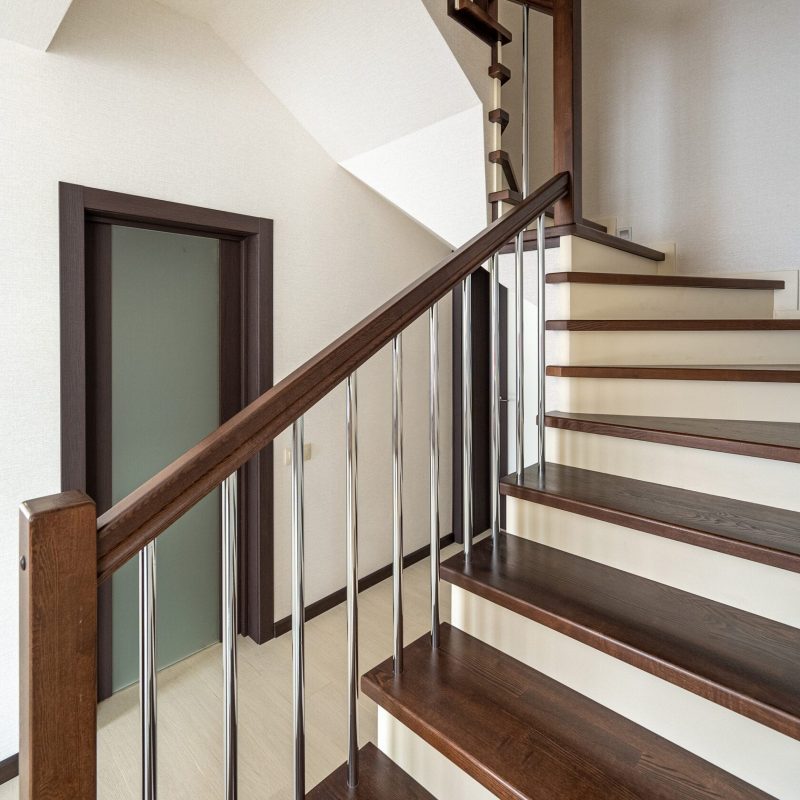 Облицовка бетонной лестницы ясенем с круглыми хром трубками