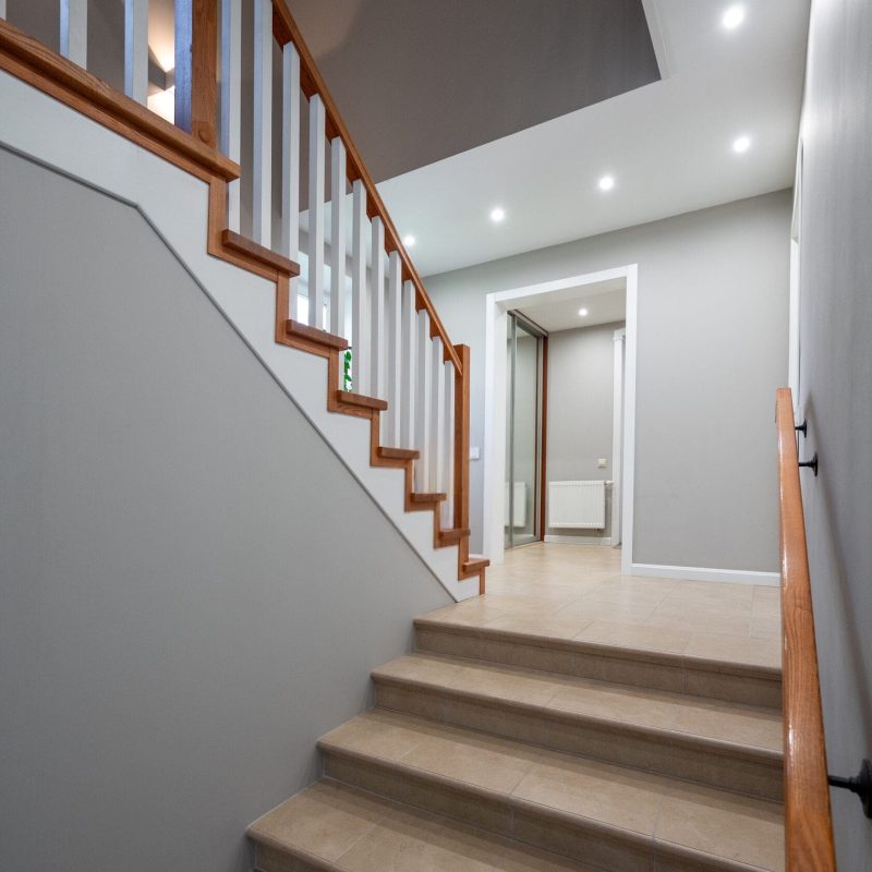 Облицовка Г-образной лестницы на металлокаркасе ясенем