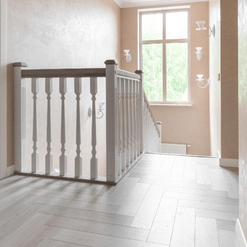 Обшивка лестницы из бетона шпоном с ограждением из дерева