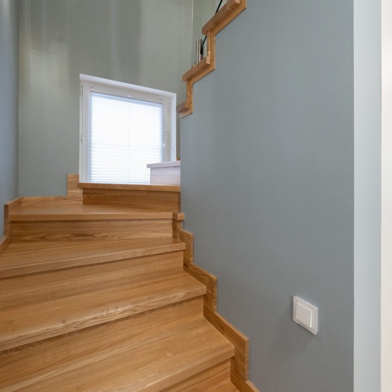 Обшивка лестницы на металлокаркасе с 1 на 3 этаж ясенем