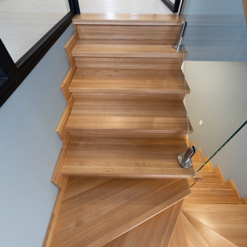 Обшивка лестницы на металлокаркасе с 1 на 3 этаж ясенем