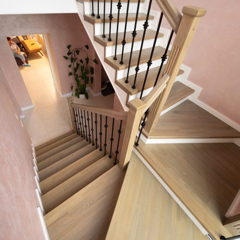 Обшивка металлического каркаса лестницы ясенем с кладовкой