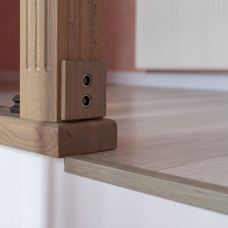 Обшивка металлического каркаса лестницы ясенем с кладовкой