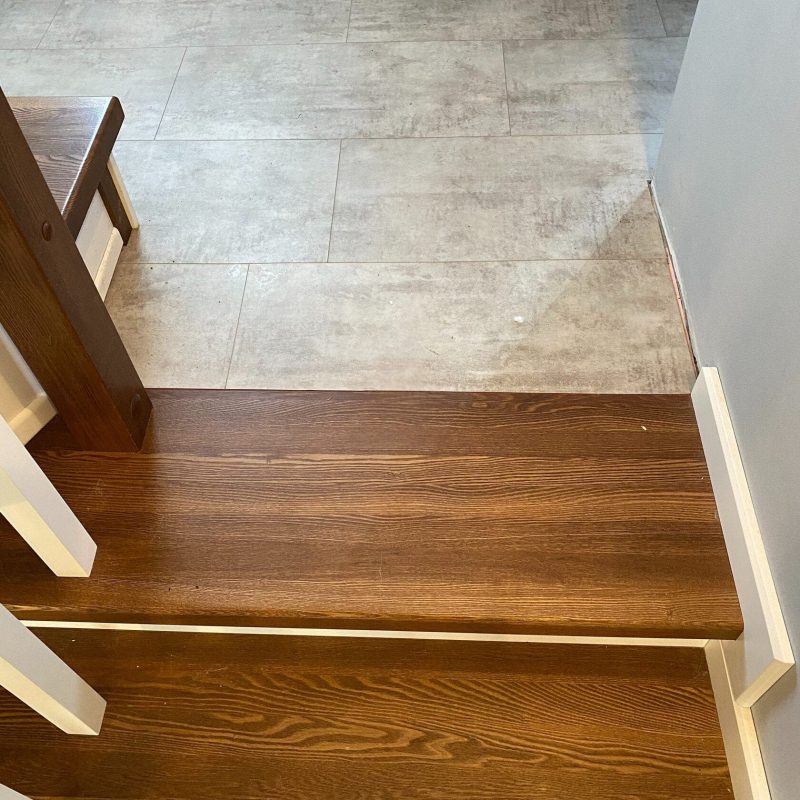 Обшивка металлического каркаса лестницы с 1 на 3 этаж ясенем